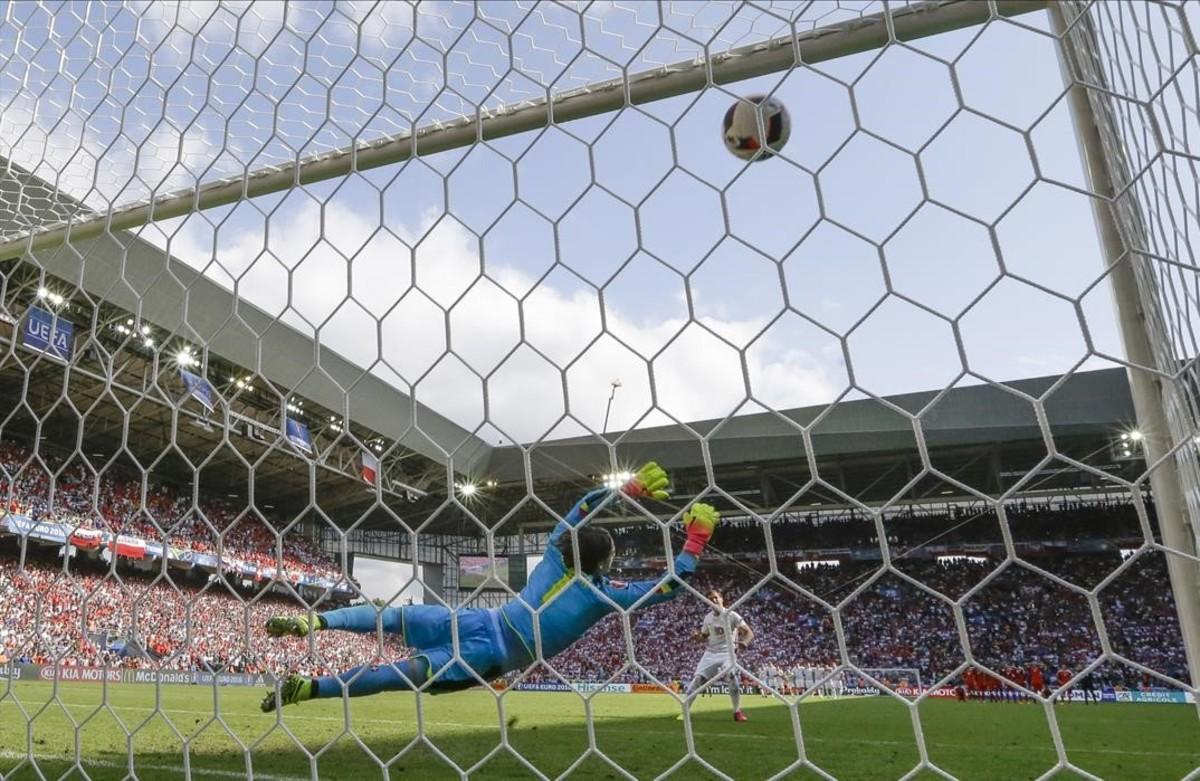 El polaco, Grzegorz Krychowiak, anota el penalti de la victoria frente a Suiza.