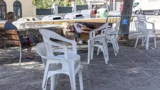 Basura, colchones y sillas: la plaza de San Juan de Dios de Alicante, cada vez más deteriorada