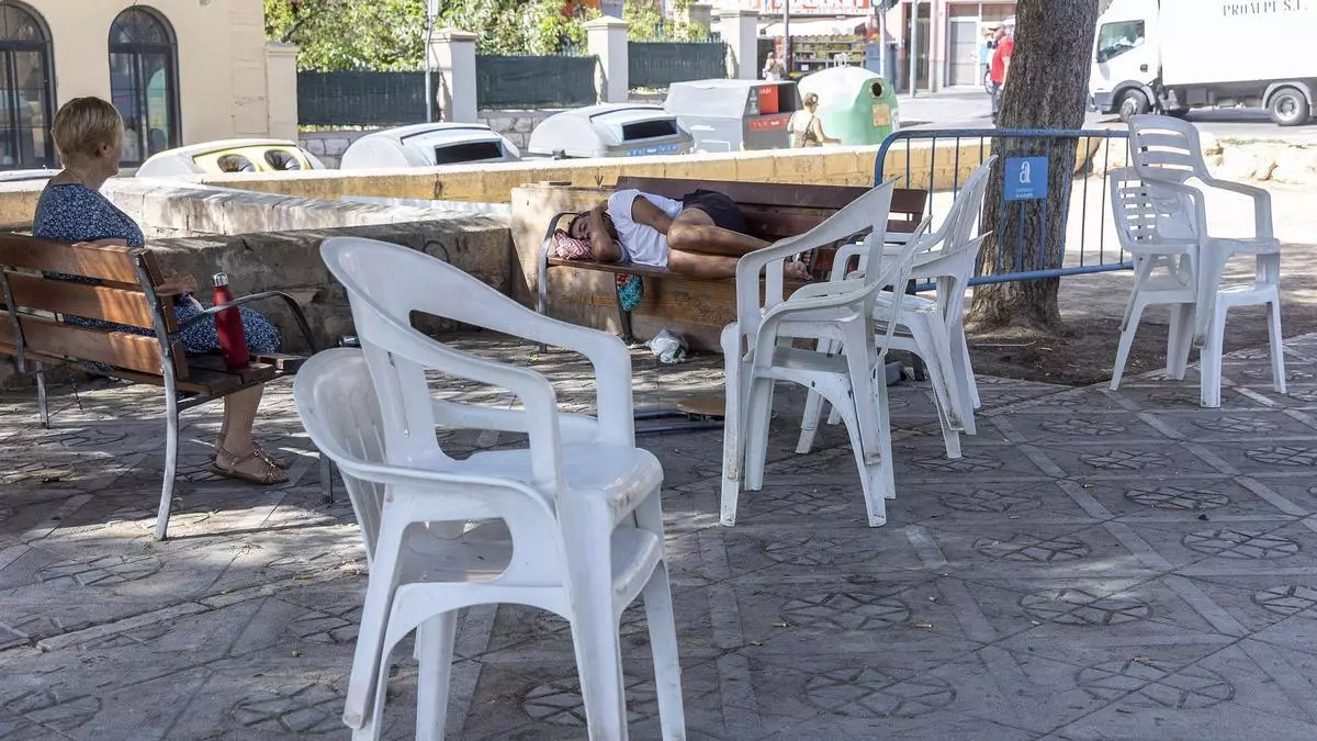 Basura, colchones y sillas: la plaza de San Juan de Dios de Alicante, cada vez más deteriorada