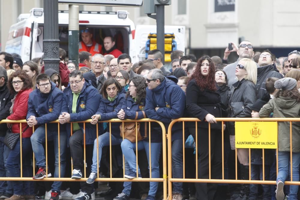 Ambientazo en la mascletà del día de la Crida