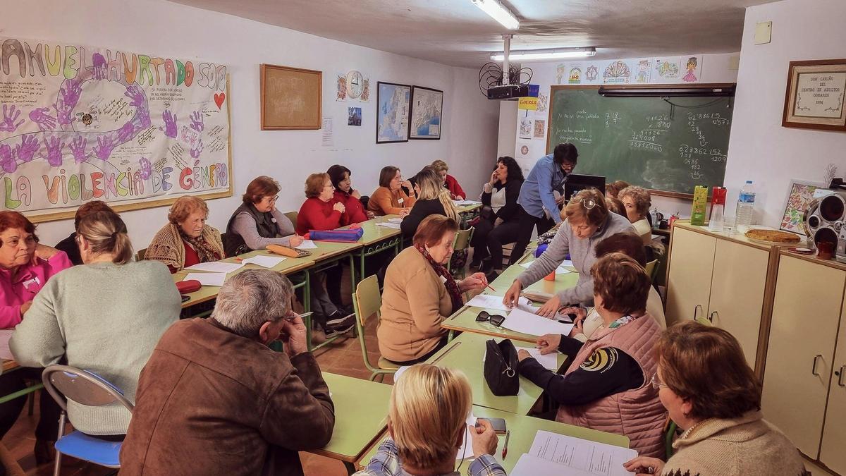 Encuentro con personas mayores durante el desarrollo del proyecto en Canillas de Aceituno.