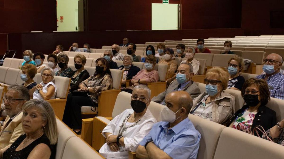 Alumnos de la Universidad de la Experiencia, durante el acto. | Emilio Fraile