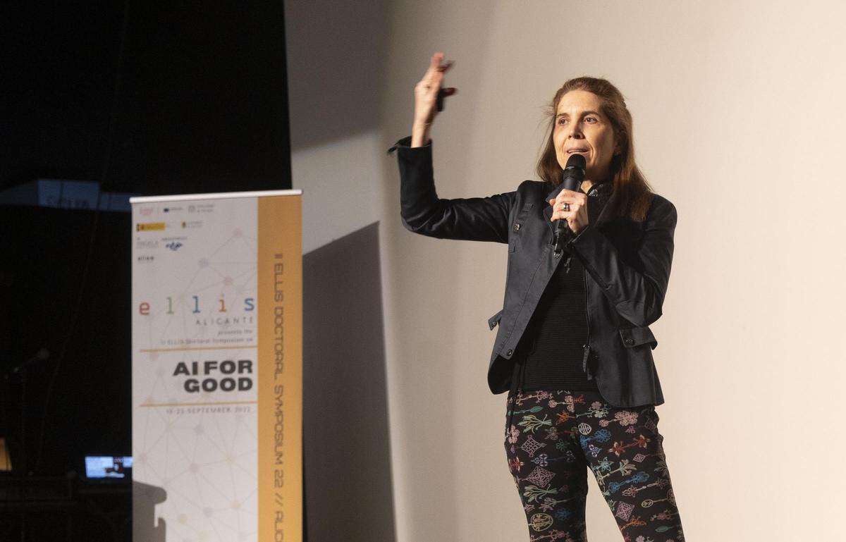 Nuria Oliver durante una conferencia en Alicante.