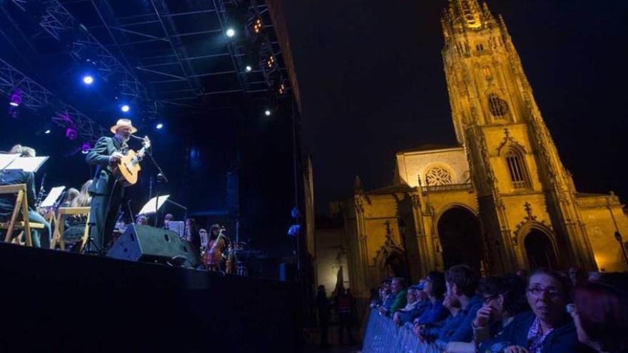 Público asistente al concierto de ayer de Jerónimo Granda, con la Catedral al fondo.