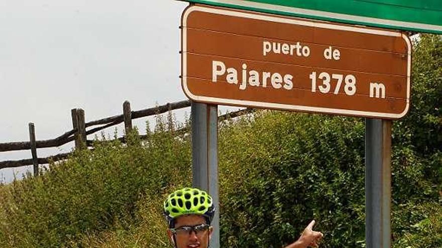 Beñat Intxausti, ante el cartel del puerto de Pajares.