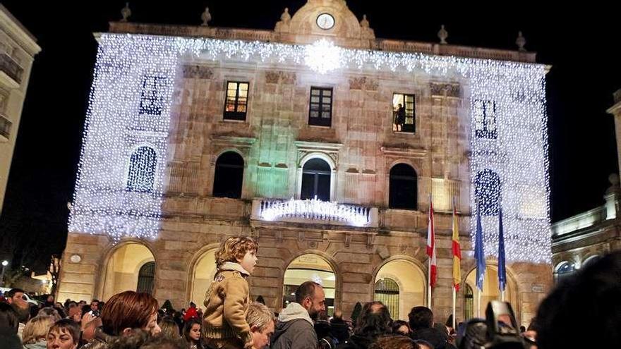 El Ayuntamiento iluminado en la Navidad pasada.