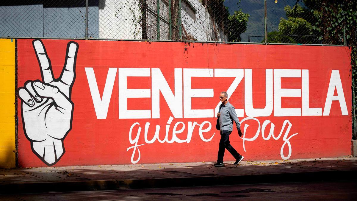 Unha persoa camiña por Caracas, en Venezuela.