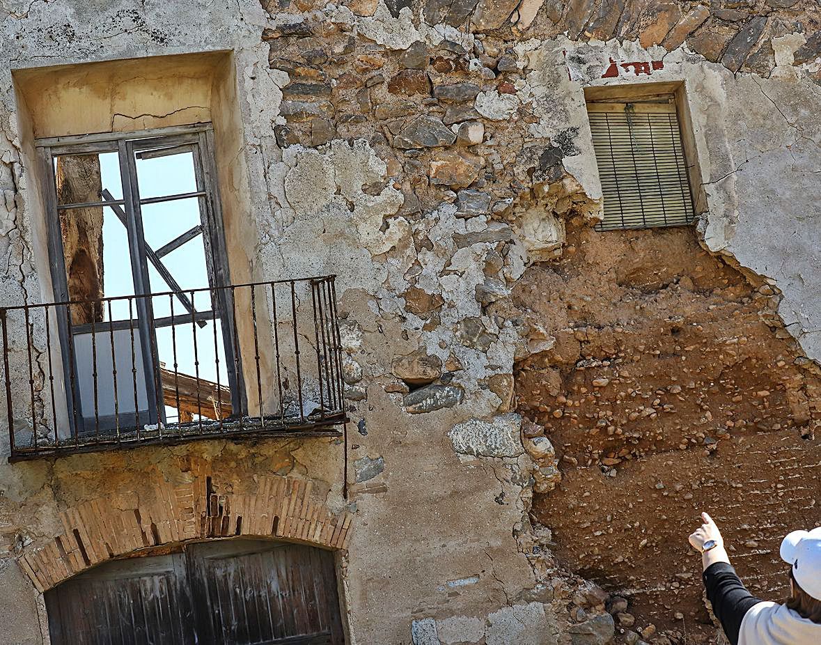 Algunas partes de la fachada se han derrumbado y las ventanas y balcones están en un pésimo estado, pero conserva el emblemático cartel cerámico del Nitrato de Chile.  | TONY SEVILLA