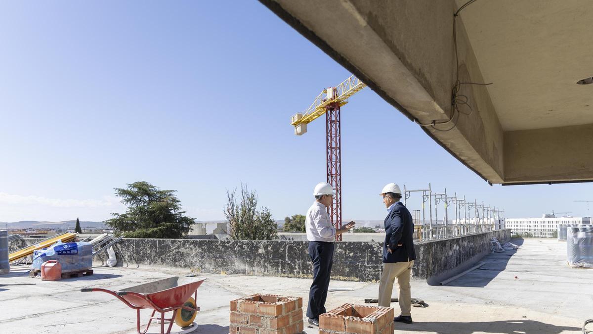 Cubiertas de uno de los edificios de los colegios provinciales que se reforman.