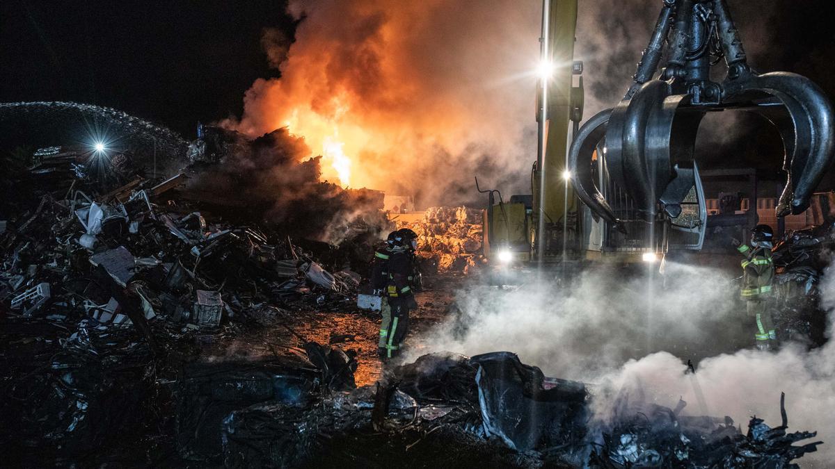 Declarado un fuego en el desguace de Ca Na Negreta