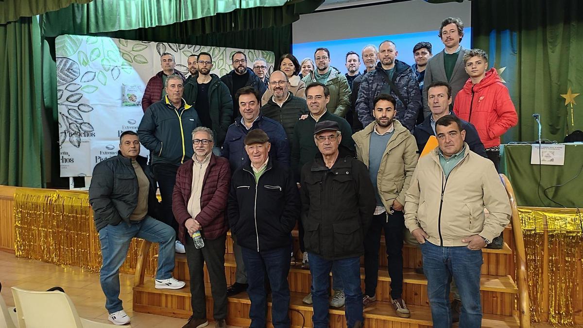 Algunos de  los socios de la cooperativa extremeña.