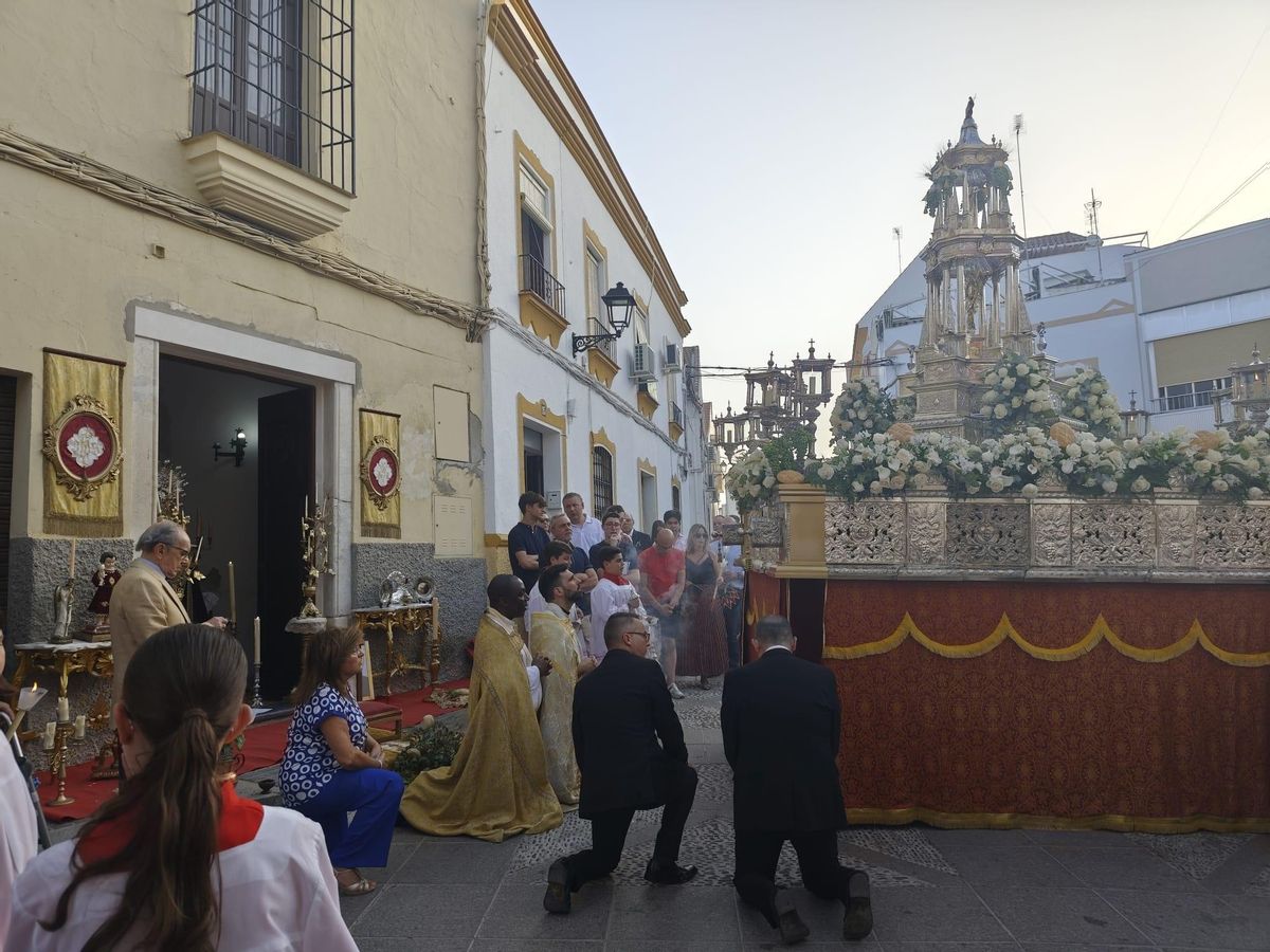 El Corpus se detiene ante el primer altar del recorrido en Aguilar de la Frontera.