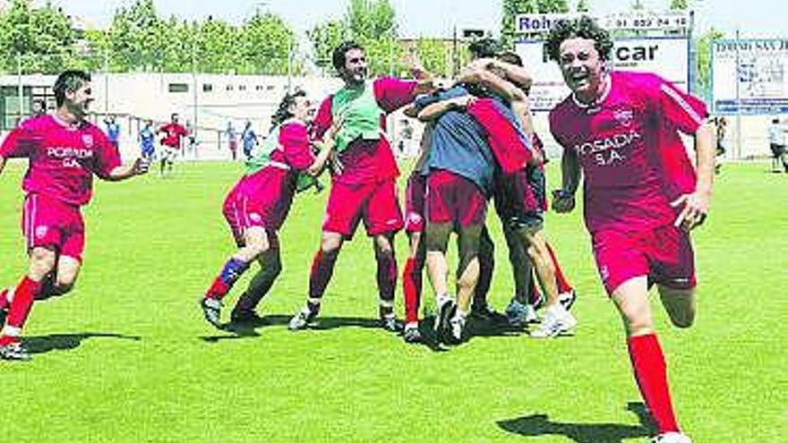 Gustavo, en el centro con el peto, en la celebración por el último ascenso.