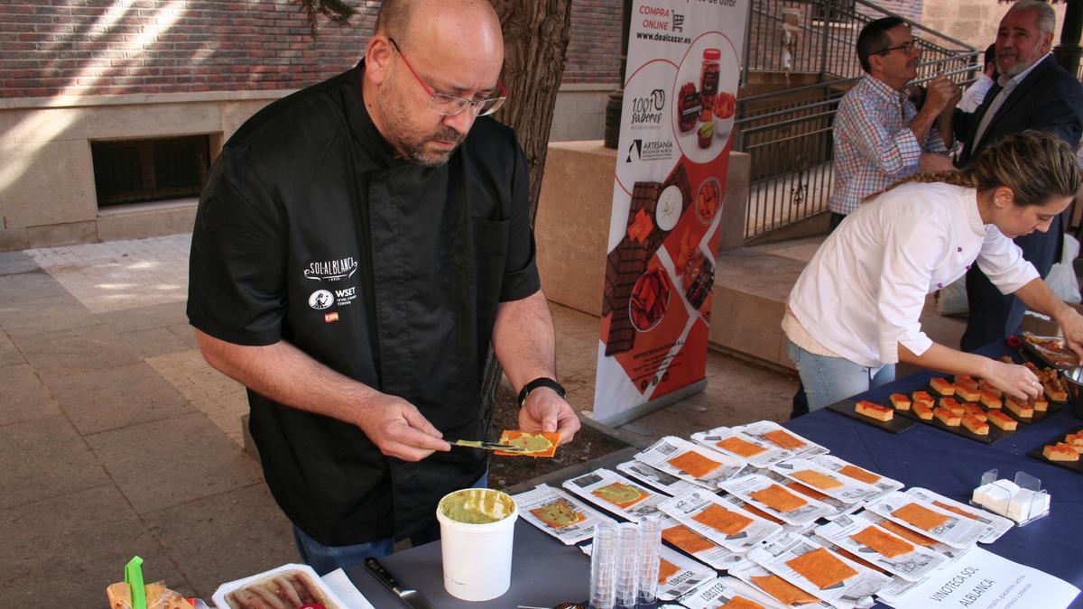 Miguel Puche, Mesón Lorquino, preparaba su torta de pimiento molido con salmorejo y guacamoles, bonito salado, tiras de pimiento asado y tomatito cherry y una reducción de Pedro Ximénez.