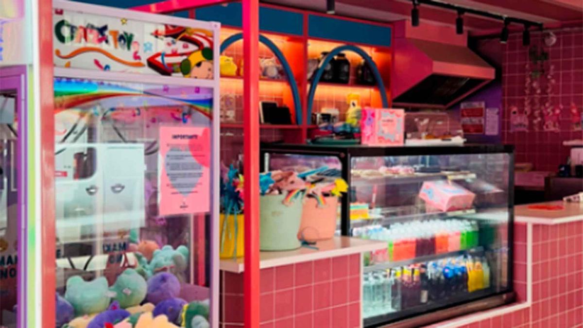 Aterriza en Avilés la pastelería viral más moderna y colorida: gofres de arcoíris, tortitas en forma de osito, o cupcakes en forma de unicornio