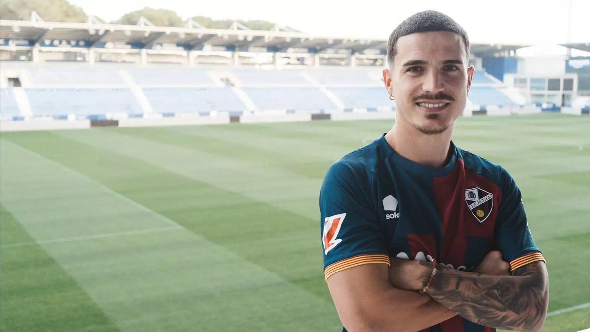 Jaime Seoane posa en El Alcoraz.