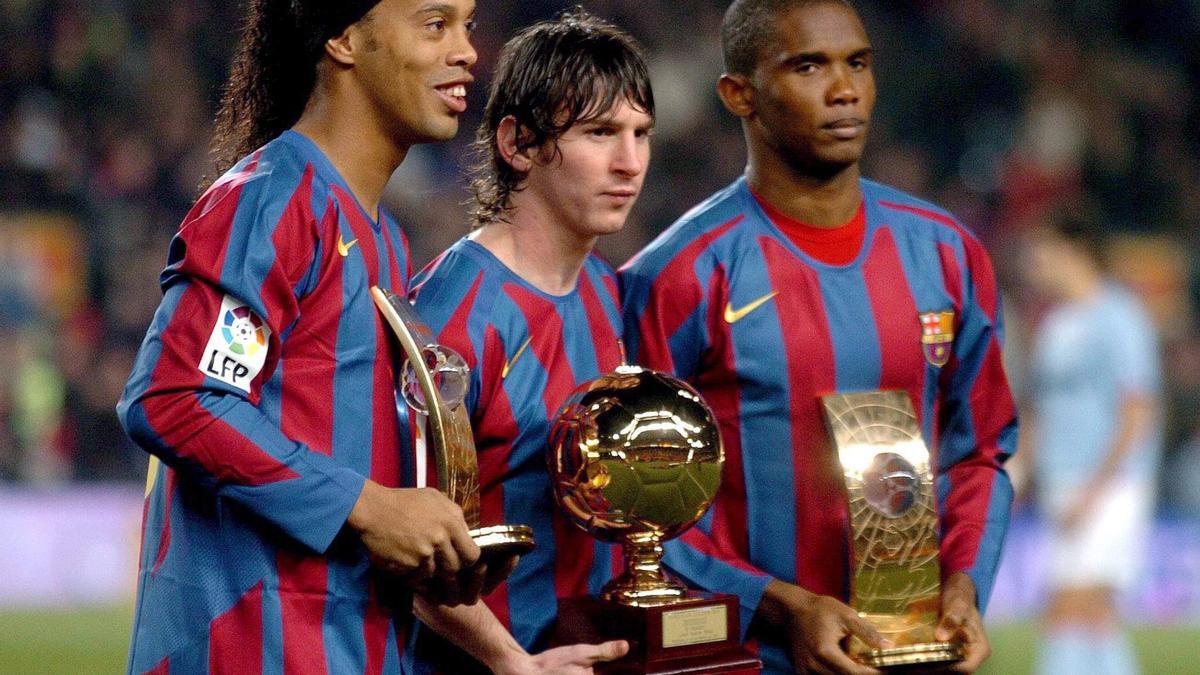 Ronaldinho (li.), Lionel Messi (Mi) und Samuel Eto&#039;o im Trikot des FC Barcelona 2005.