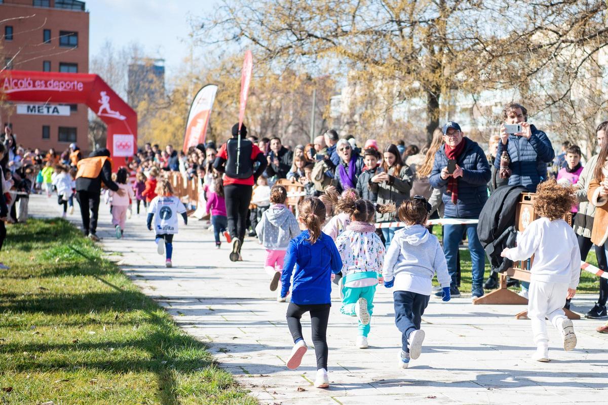 Niños en el primer Cross Escolar del circuito municipal de Alcalá
