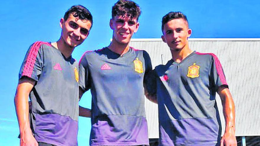 Los tinerfeños Pedri y Javi López (Deportivo Alavés), y el grancanario Yéremi del Pino, que causó baja el sábado.