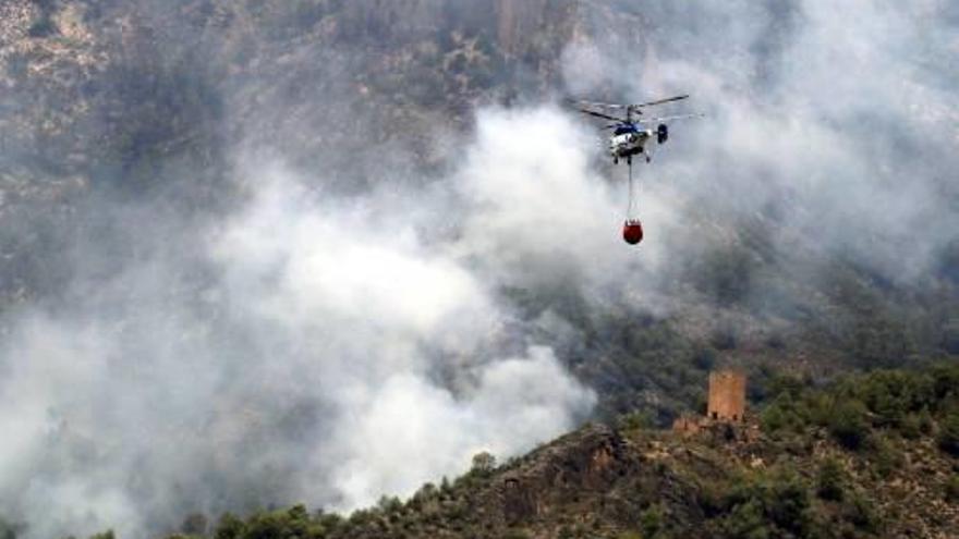 Un helicòpter participa en les tasques d&#039;extinció a Albacete.