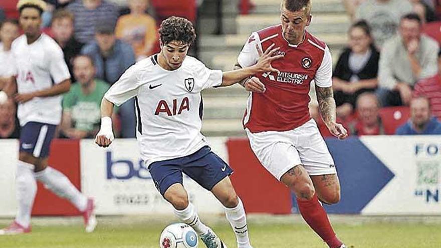 Shashoua conduce el balón mientras pugna ante un rival con el equipo Sub23 del Tottenham Hotspur.