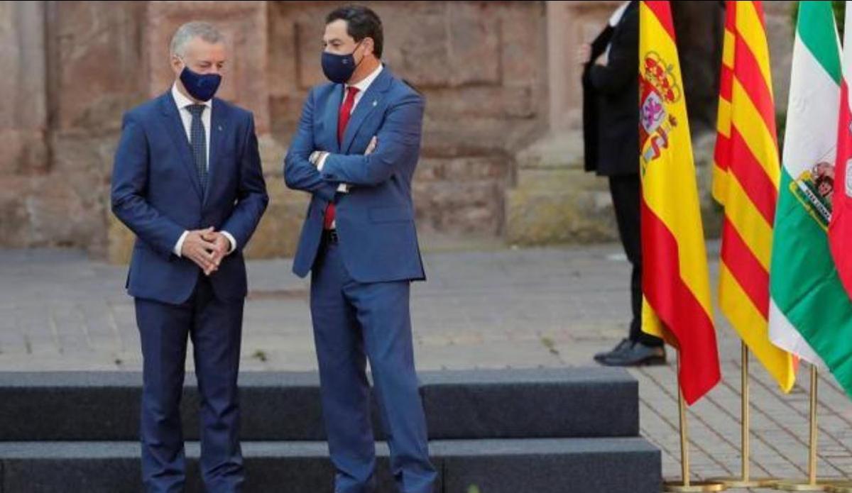Juanma Moreno (derecha), en la conferencia de presidentes.