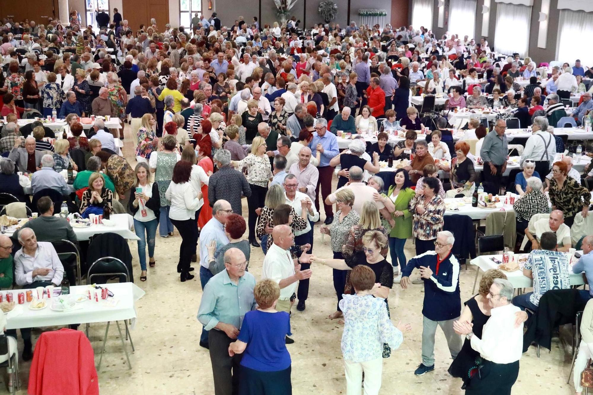 Vista de la sala en la merienda de las personas mayores.