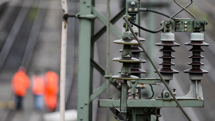 Un menor de 15 años muere electrocutado al tocar una catenaria en Vicálvaro.