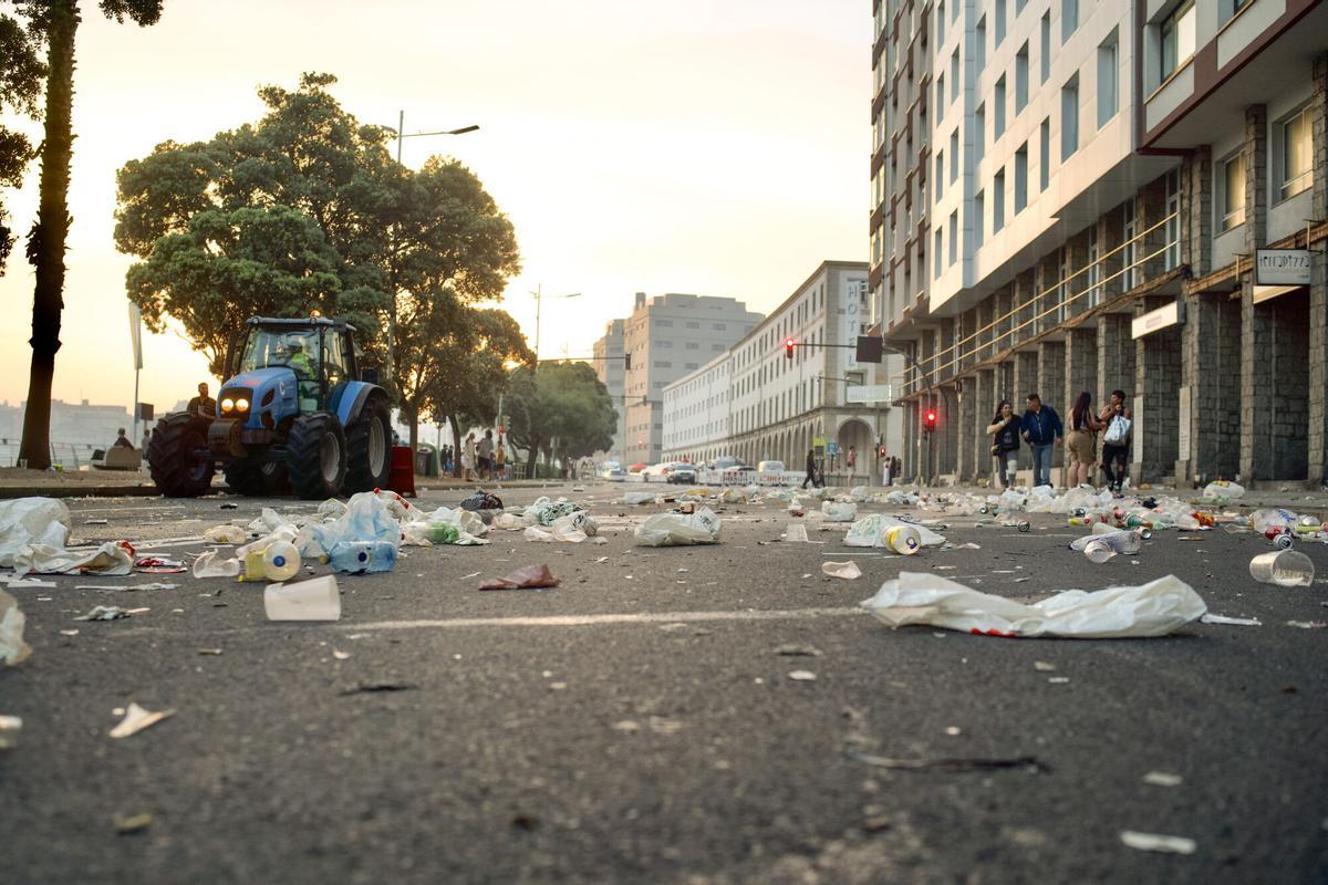 Más de 200.000 personas celebraron San Juan en una noche sin incidencias destacadas, con menos intoxicaciones etílicas y la mitad de basura en las playas que hace un año. Más de 200.000 personas celebraron San Juan en una noche sin incidencias destacadas, con menos intoxicaciones etílicas y la mitad de basura en las playas que hace un año.