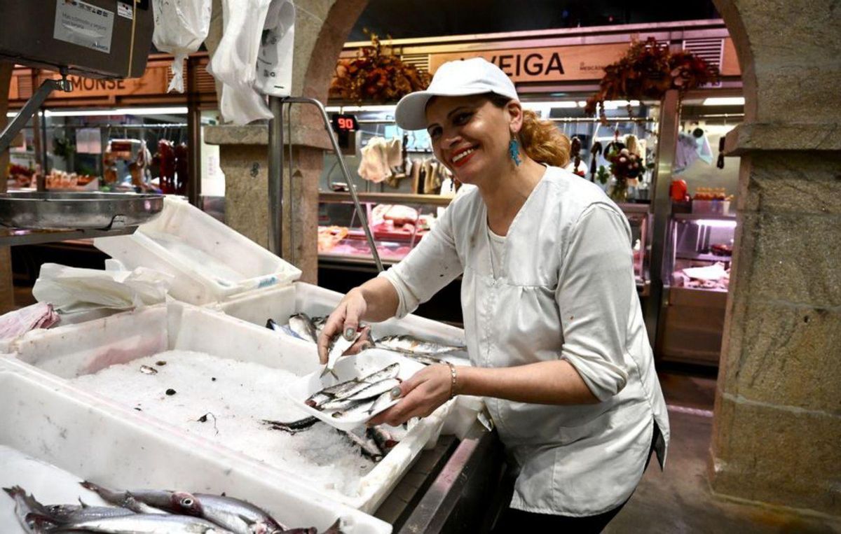 Una compañera muestra la última bandeja de Luisa. | R. Vázquez