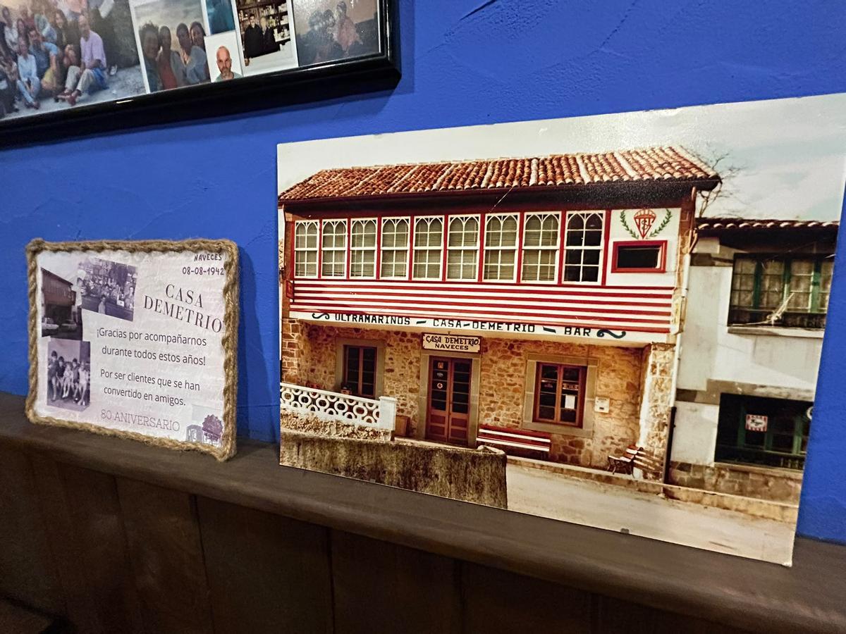 Una foto de la fachada del bartienda pintada con los colores de Sporting de Gijón.