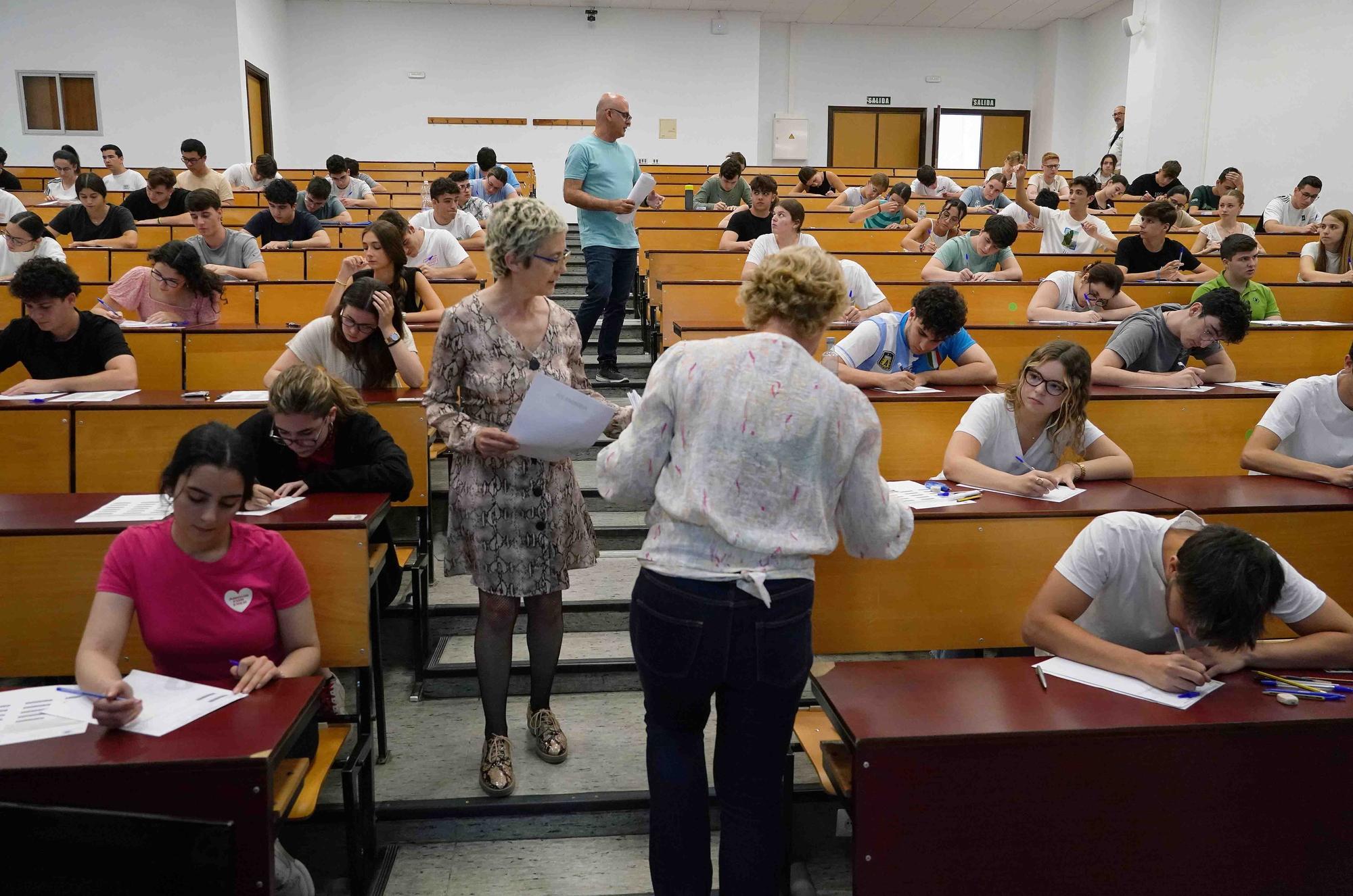 Estudiantes en el comienzo de las pruebas de la PEvAU (Selectividad), en la Universidad de Málaga.