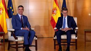 Pedro Sánchez y Alberto Núñez Feijóo, durante la reunión que mantuvieron el pasado miércoles en el Congreso. 