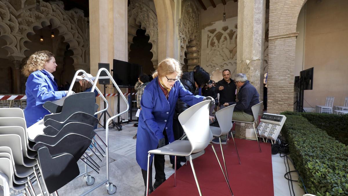 Los trabajadores de La Aljafería, este lunes, ultimando los detalles para el Día de Aragón.