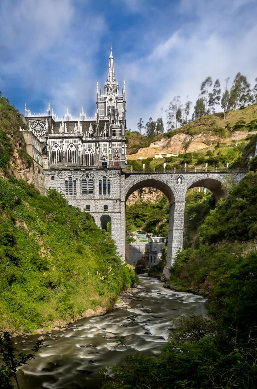Este santuario se asienta sobre un río.