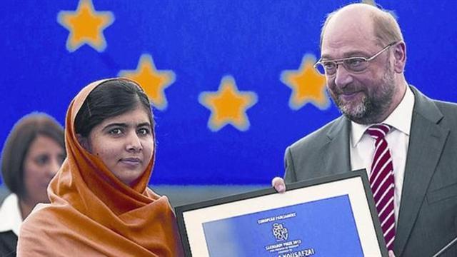 Malala recibe el Premio Sájarov de la mano de Martin Schulz, ayer.