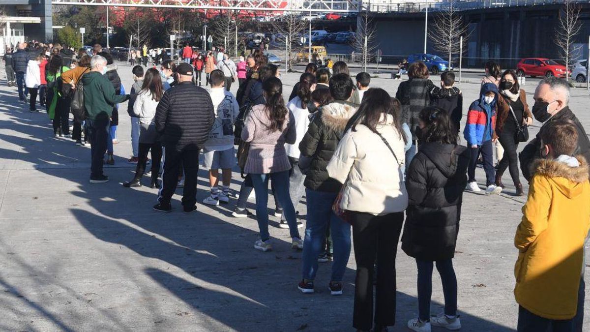 Colas en Expocoruña por la vacunación de menores de 12 años.