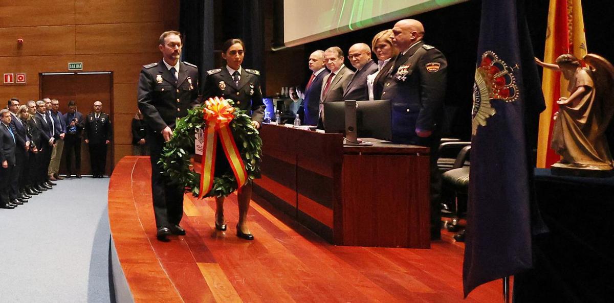 Homenaje a los policías que fallecieron en acto de servicio. |   // MARTA G. BREA