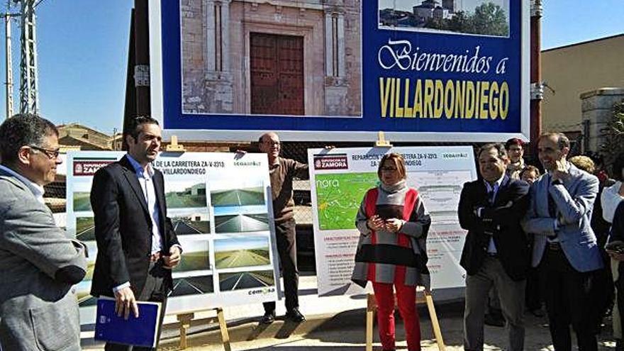 Las autoridades locales de Villardondiego, el pueblo más endeudado del Alfoz de Toro, durante una visita de la presidenta de la Diputación.