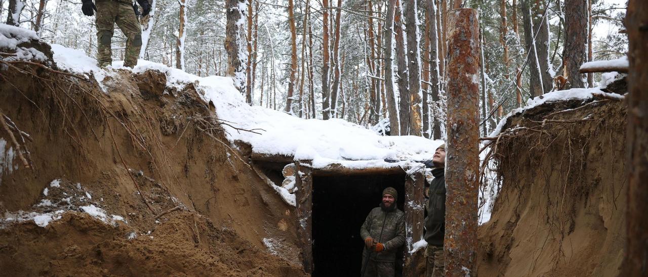 Soldados ucranianos contruyen una trinchera en la región de Kupiansk-Limán, en una imagen tomada el pasado 10 de febrero.