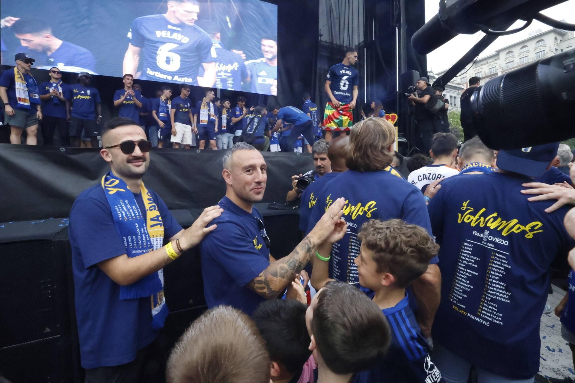 Locura azul en las calles de Oviedo para celebrar el ascenso del equipo a Primera División