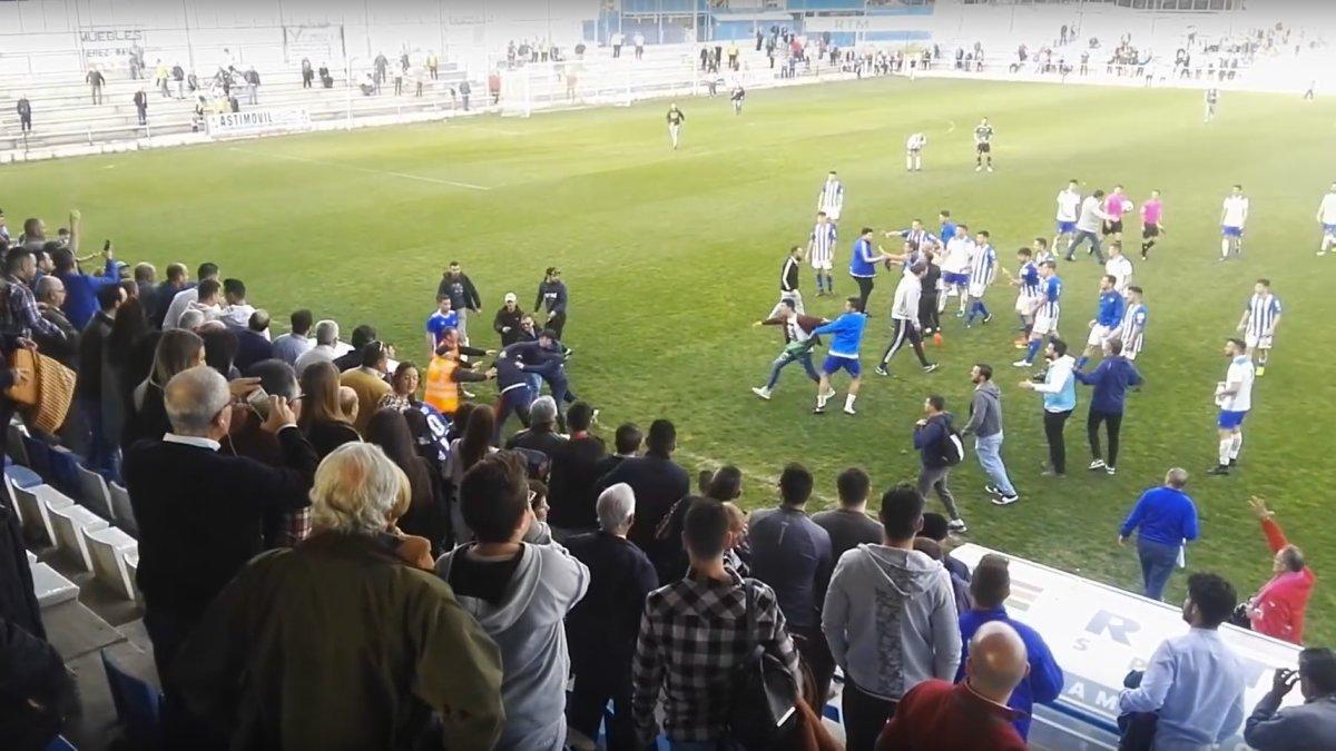 La agresión de los ultras del Xerez a los jugadores del Écija.