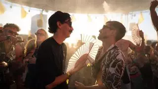 Abanicos, fruta fresca y cerveza: así desafía el público el calor en el Brunch Electronik Festival