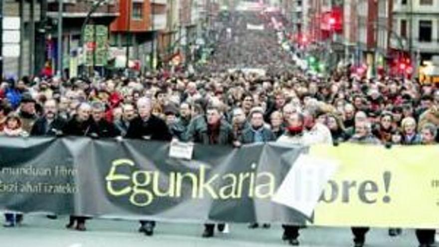 Bilbao sale en defensa de los5 encausados de ´Egunkaria´