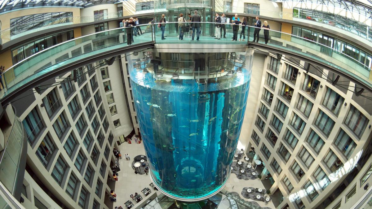 Revienta en Berlín el acuario cilíndrico más grande del mundo