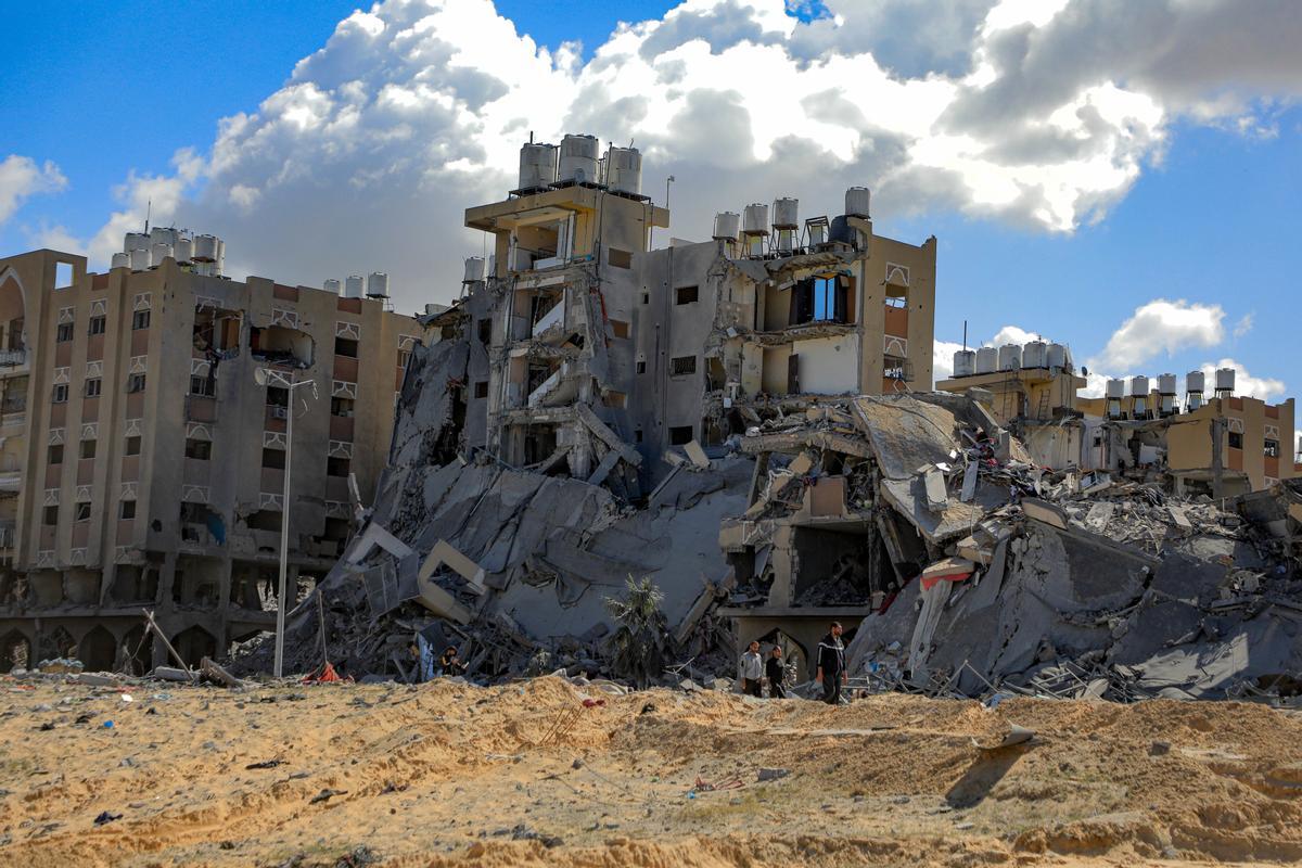 Cientos de gazatíes regresan a Jan Yunis y comprueban el estado de destrucción de la ciudad