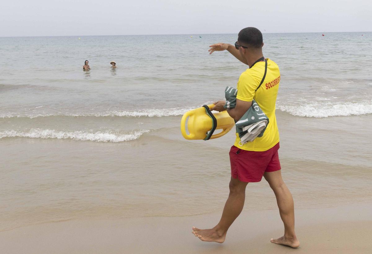 Bandera roja en la playa de San Juan en Alicante: los socorristas obligan a los bañistas a salir del agua por la alerta de viento