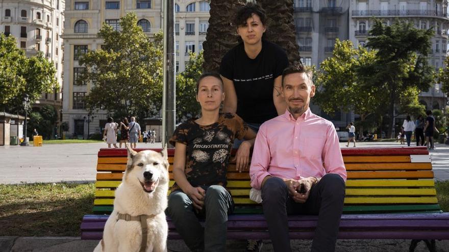 Rusos exiliados en Valencia debaten sobre la situación el país tras la invasión de Ucrania.