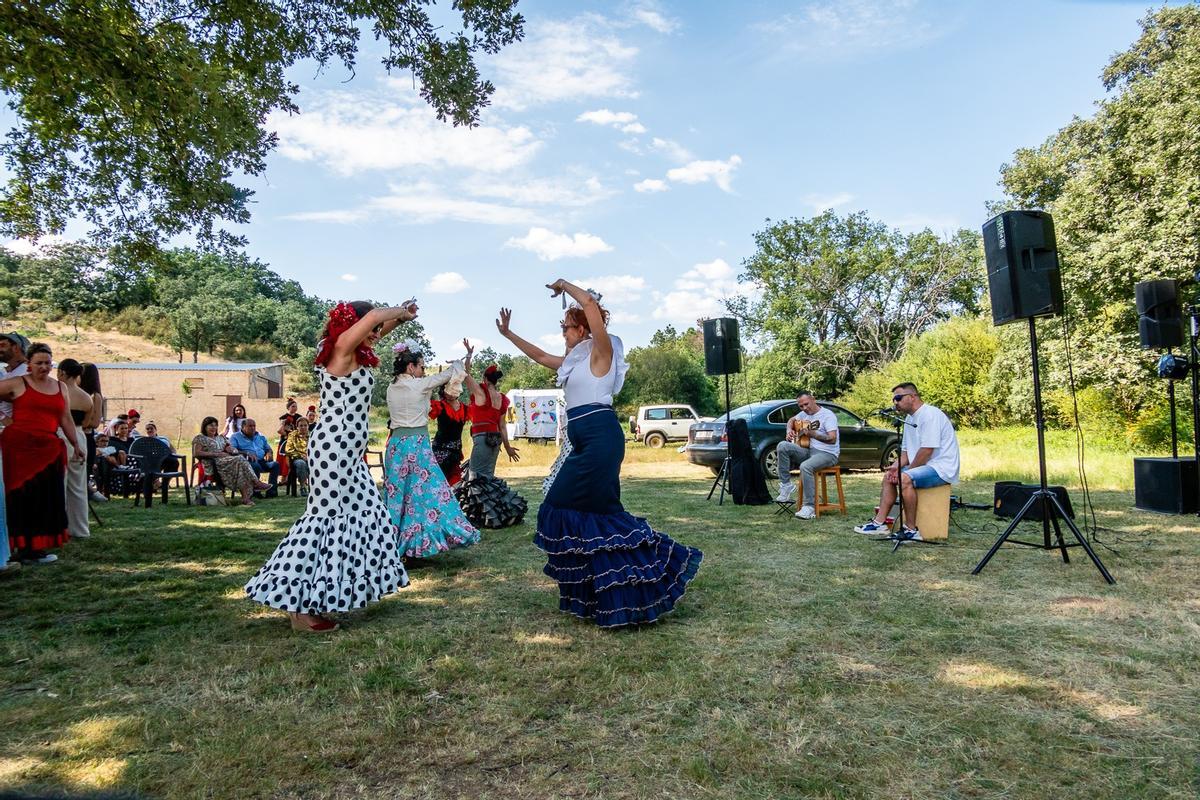 Sevillanas y lunes en Tábara: así celebra su particular feria rociera