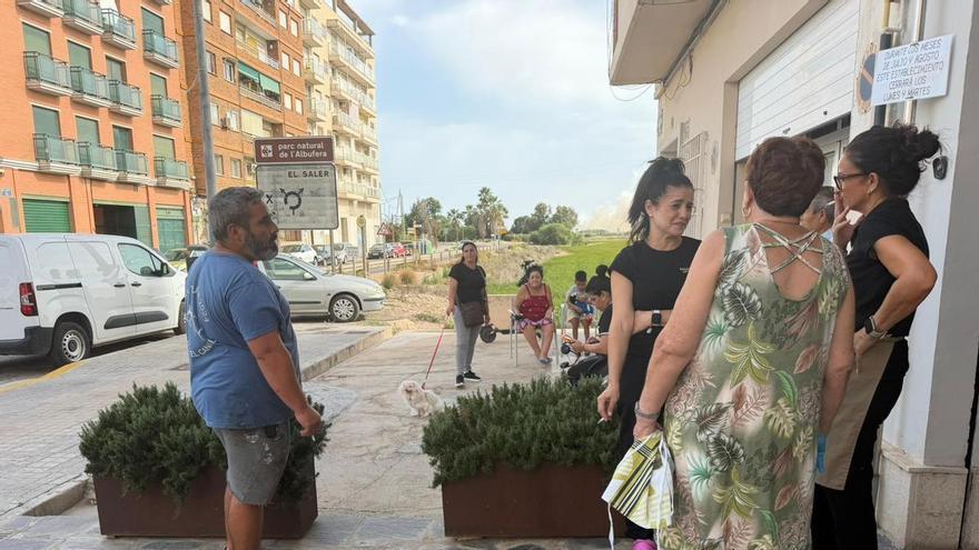 Los vecinos de Pinedo pendientes del fuego del Saler: “Si no lo controlan rápido vamos a ser los siguientes”